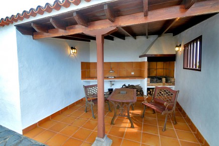 Überdachte, windgeschützte  Terrasse mit Grill im La Palma Ferienhaus Callejones