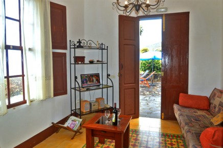 Wohnzimmer mit hohen Fenstern - La Palma Ferienhaus Callejones in Mazo