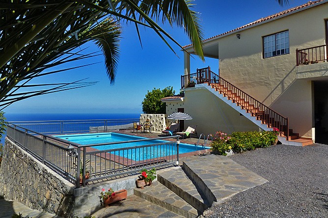 La Palma holiday home on the coast of Tijarafe with pool - Casa Miranda - sunny west side, warm