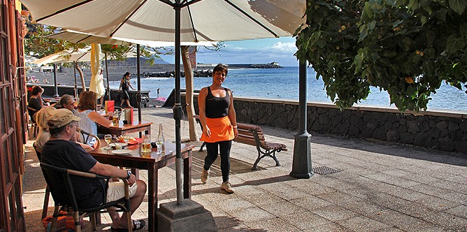restaurante-taberna-del-puerto-de-tazacorte-la-palma-terraza-camarera
