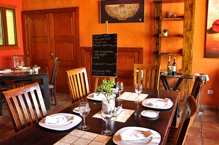 rincon-de-moraga-comedor-naranja