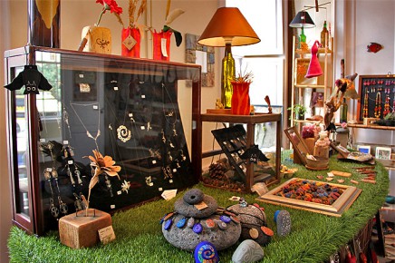 manos-arriba-leder-werkstatt-el-paso-la-palma-artesania-schmuck-treibholz-jasmin-dahlmann
