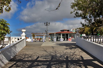 kiosco-el-paso-plaza-bar-sandwich-platz-recinto-ferial-escalera