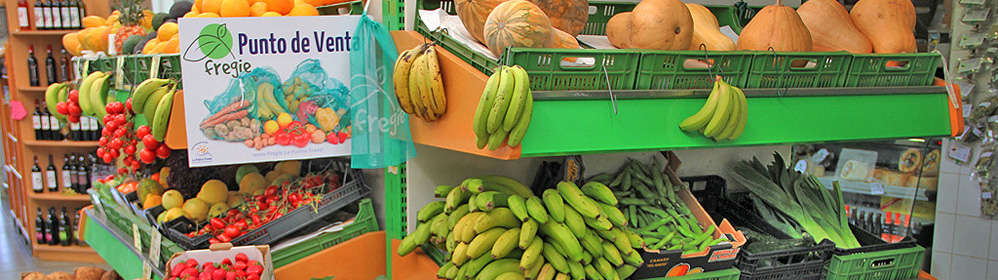 Nisamar und Samuel - Obst & Gemüse - Stand in der Markthalle - La Palma Travel