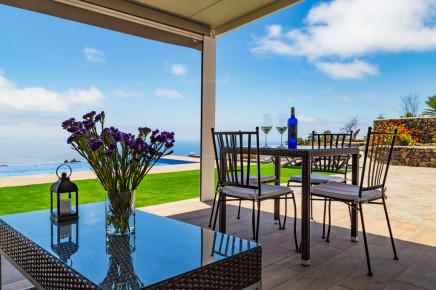 Puesta de Sol - Terrasse mit Loungeecke und Esstisch am Haupthaus