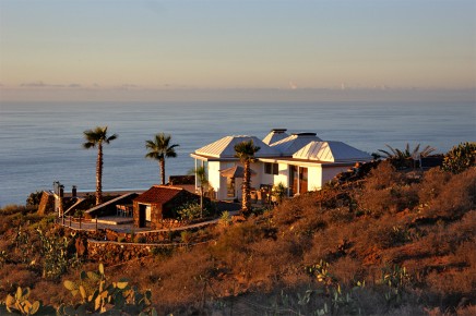 Villa Pura Vida - vacaciones de lujo en La Palma, Canarias - piscina infinita climatizada, vista al mar