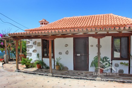 La Palma holiday cottage rental: "La Capellania" with pool, sea view, secluded location in Tijarafe