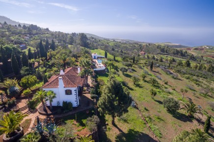 Villa Botánico - Exclusive luxury pool villa (rimless pool) with panoramic views in Puntagorda La Palma, Canary Islands