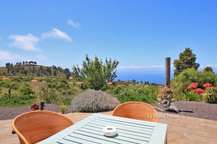 Holiday home in secluded location in the west with sea view- Villa Horizonte, La Palma