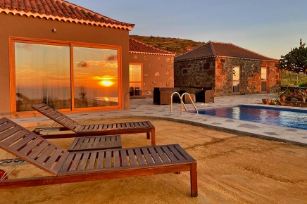 Sonnenuntergang spiegelt, Pool, Terrassenfront - Vermietung Luxus-Ferienhaus mit Infinity Pool Puntagorda