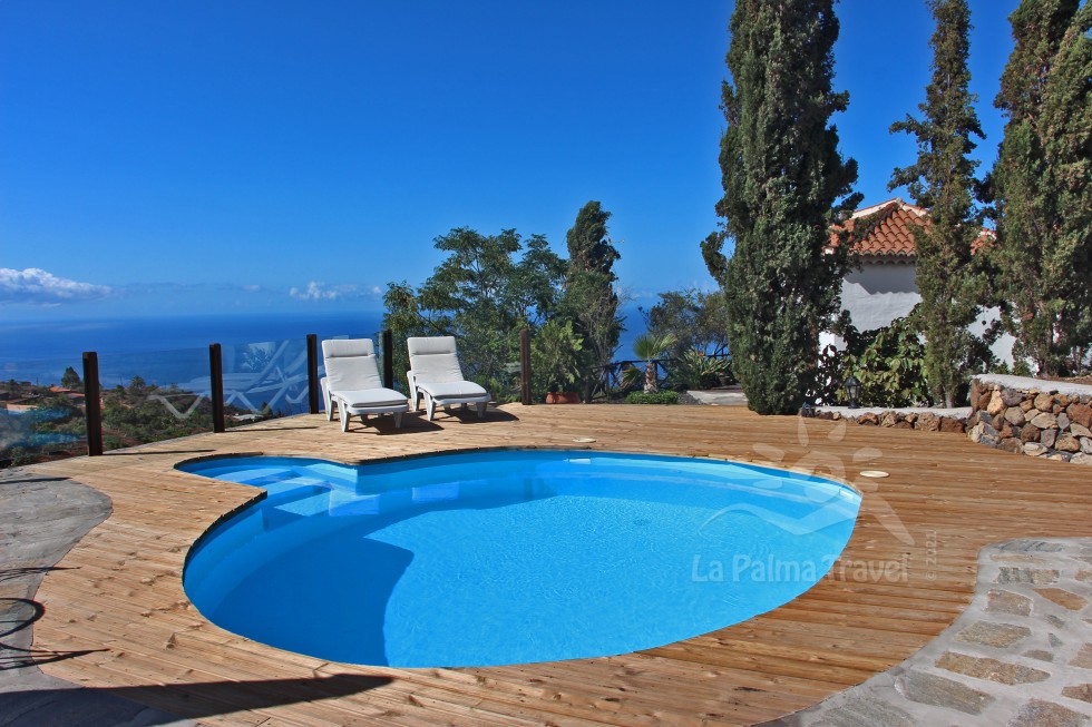 La Palma holiday home with pool in secluded location