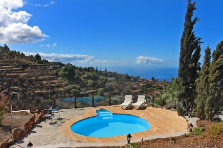 Alquiler de casa de vacaciones en La Palma: Casa Gómez con piscina, vistas al mar y jardín