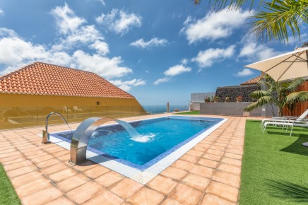 Villa de vacaciones en el lado oeste de La Palma (Islas Canarias) con  piscina de agua salada, chimenea, alquiler con vistas al mar