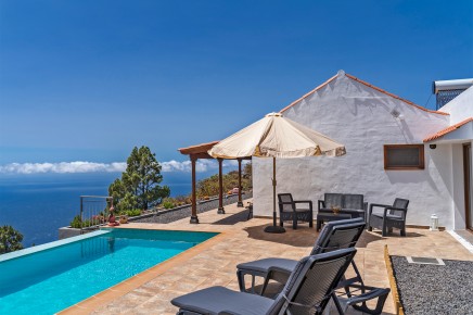 Villa Atardecer - casa de vacaciones privada en un lugar aislado con piscina infinita climatizada para alquilar