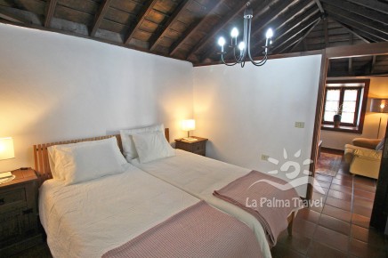 Schlafzimmer mit Doppelbett (1,80 x 2,00m), Schrankwand - La Palma Unterkunft