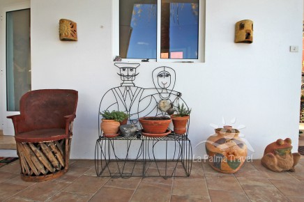 Terrasse vom La Palma Ferienhaus mit Kunstwerken und Pflanzen