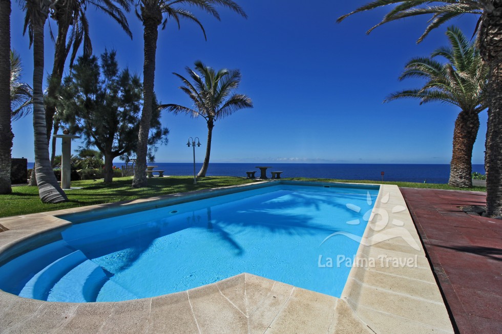 Pool mit Meerblick vom Ferienkomplex am Meer, Charco verde - La Palma