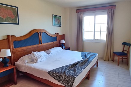Gemütliches Bett  4-Sterne Hotel auf der Isla Bonita mit Pool und Meerblick