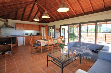 Großzügiger Wohnbereich mit Küche und Sofas in der La Palma Unterkunft mit Pool