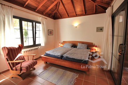 Gemütliches Schlafzimmer mit ensuite Bad in der La Palma Urlaubsvilla Casa Camino