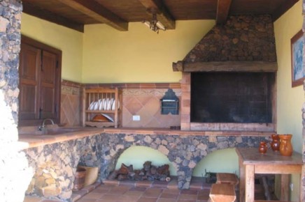 Outdoor-Küche, überdacht mit gemauertem Grill und Esstisch