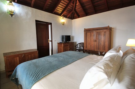 Herrschaftliches Schlafzimmer mit Holzmöbeln - casa rural La Palma
