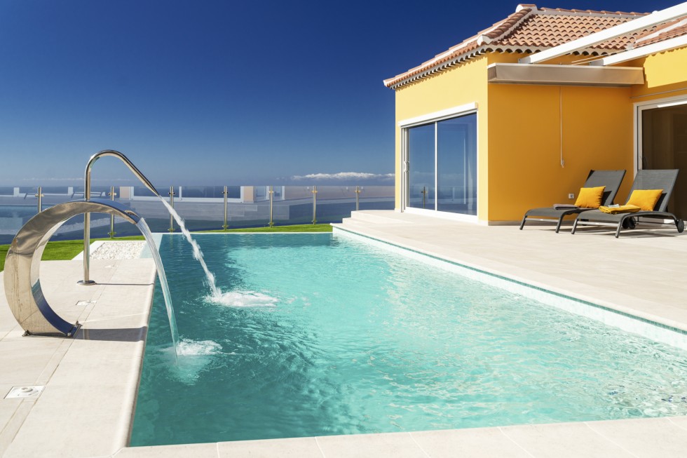 Villa Maraja con piscina climatizada y vistas al mar en La Palma