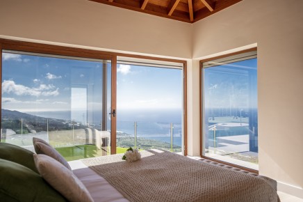 Villa Maraja con piscina climatizada y vistas al mar en La Palma