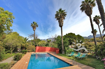 Large swimming pool and subtropical garden - La Palma Accommodation
