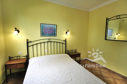 Schlafzimmer mit Doppelbett im La Palma Bungalow, oberhalb Las Norias